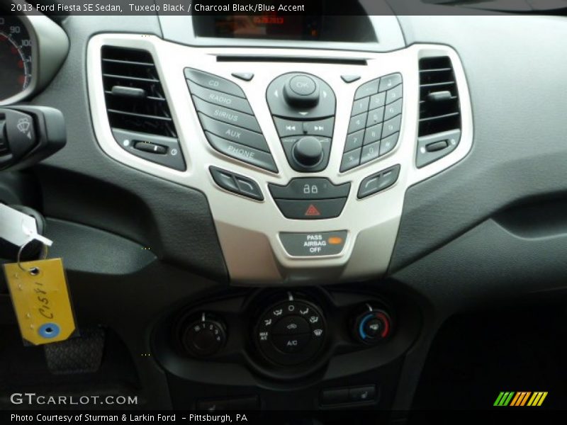 Tuxedo Black / Charcoal Black/Blue Accent 2013 Ford Fiesta SE Sedan