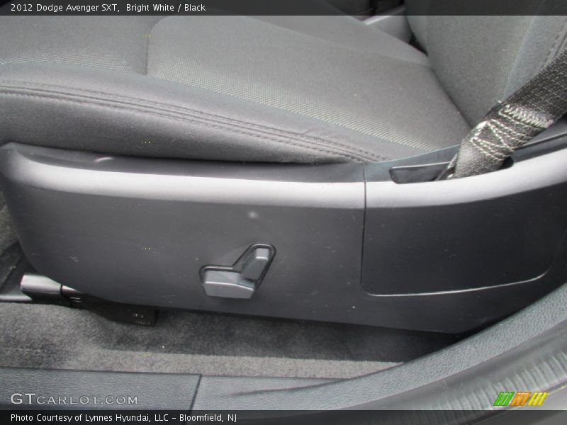 Bright White / Black 2012 Dodge Avenger SXT