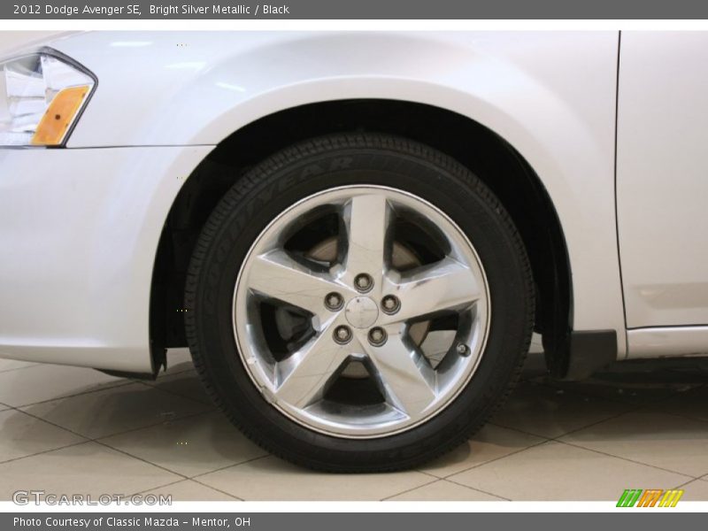 Bright Silver Metallic / Black 2012 Dodge Avenger SE