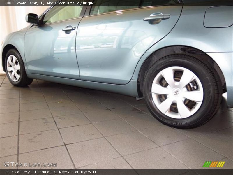 Aloe Green Metallic / Bisque 2009 Toyota Camry LE