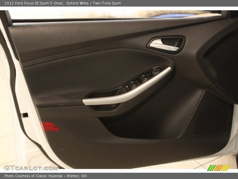 Oxford White / Two-Tone Sport 2012 Ford Focus SE Sport 5-Door