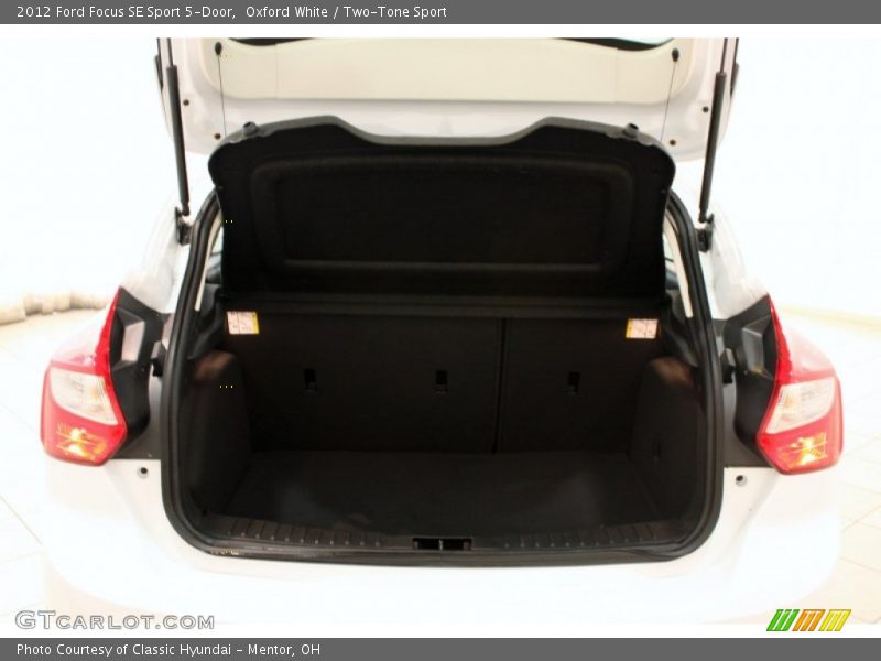Oxford White / Two-Tone Sport 2012 Ford Focus SE Sport 5-Door