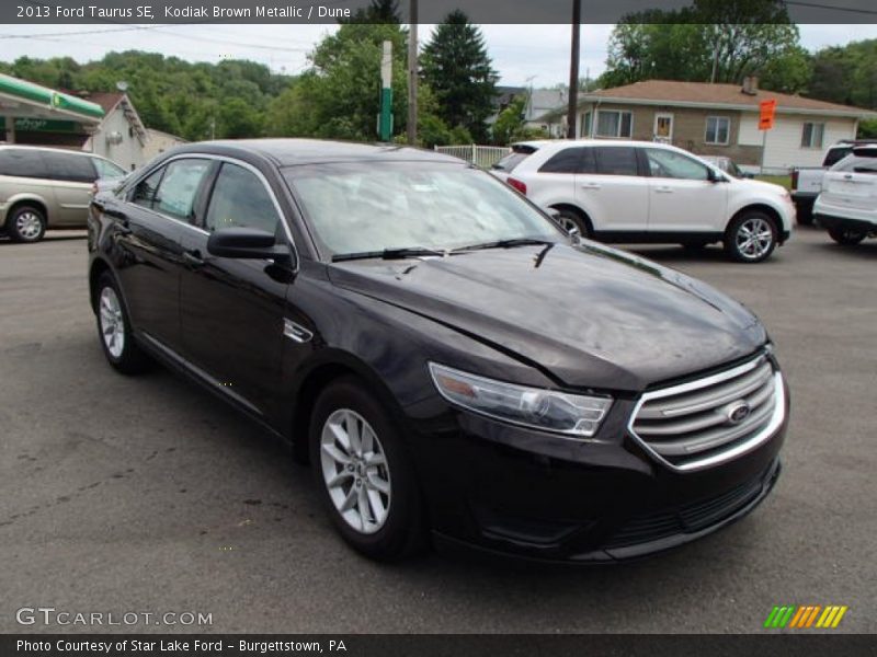 Kodiak Brown Metallic / Dune 2013 Ford Taurus SE