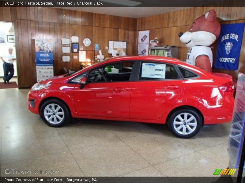 Race Red / Charcoal Black 2013 Ford Fiesta SE Sedan