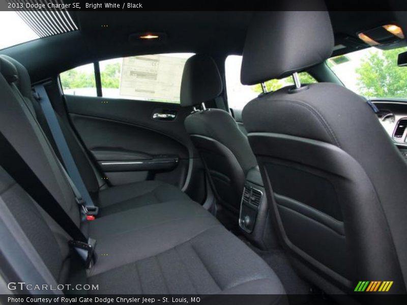 Bright White / Black 2013 Dodge Charger SE