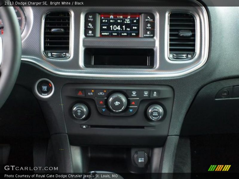 Bright White / Black 2013 Dodge Charger SE