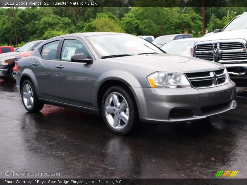 Front 3/4 View of 2013 Avenger SE