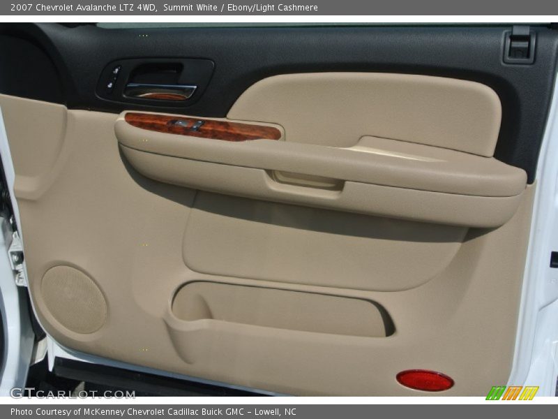 Summit White / Ebony/Light Cashmere 2007 Chevrolet Avalanche LTZ 4WD