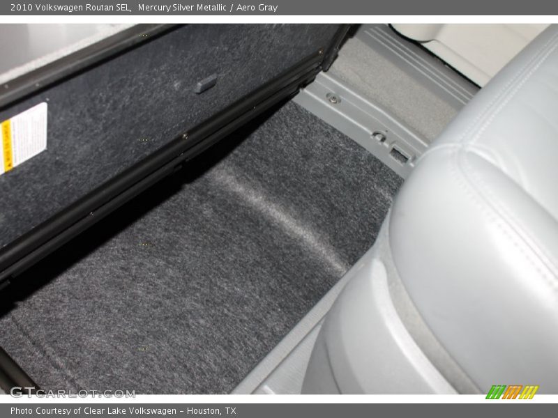 Mercury Silver Metallic / Aero Gray 2010 Volkswagen Routan SEL