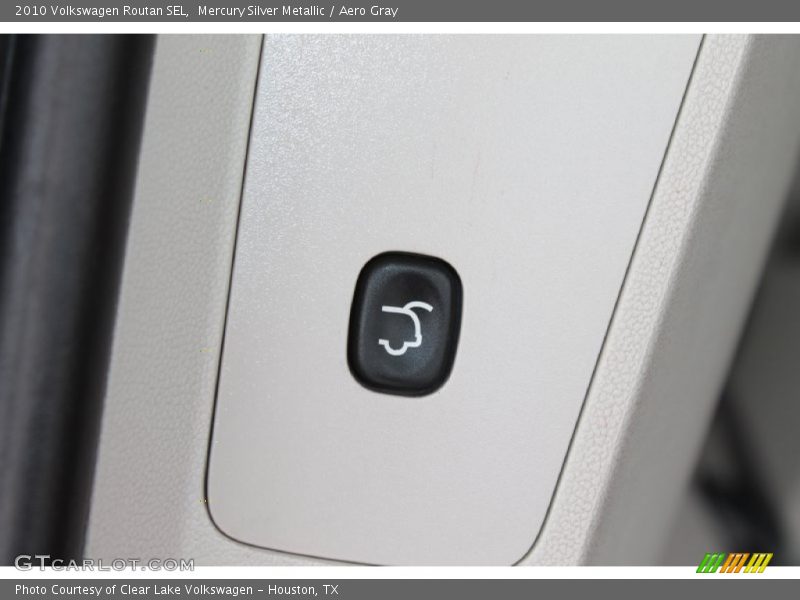 Mercury Silver Metallic / Aero Gray 2010 Volkswagen Routan SEL