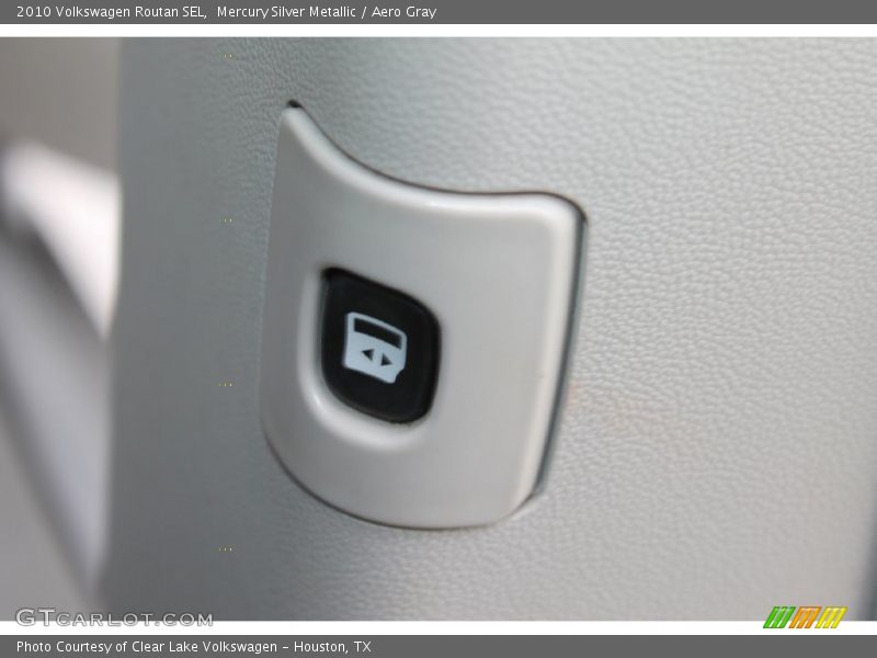 Mercury Silver Metallic / Aero Gray 2010 Volkswagen Routan SEL