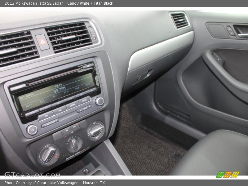 Candy White / Titan Black 2013 Volkswagen Jetta SE Sedan