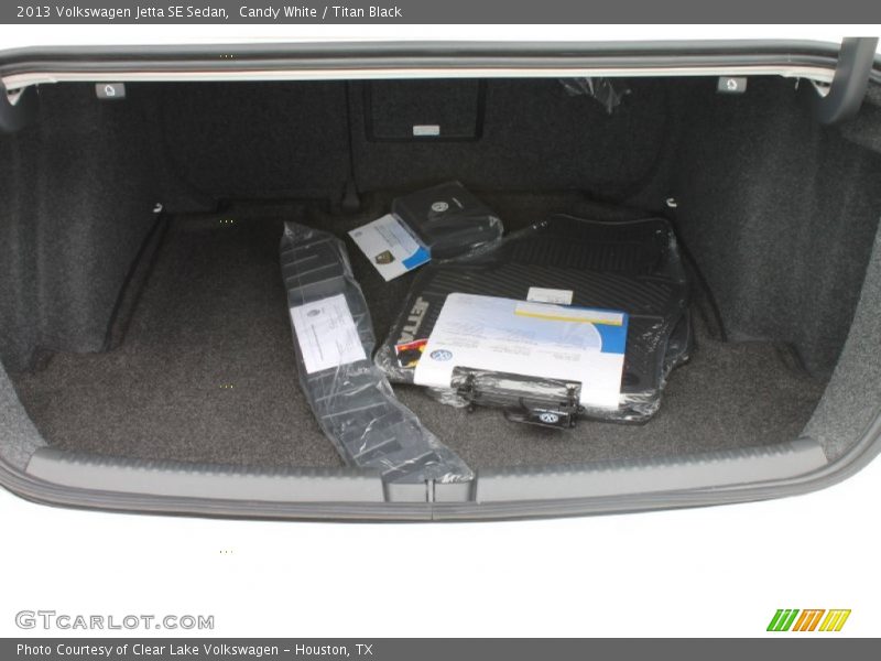 Candy White / Titan Black 2013 Volkswagen Jetta SE Sedan