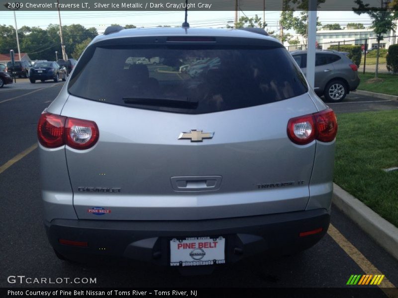 Silver Ice Metallic / Dark Gray/Light Gray 2009 Chevrolet Traverse LT