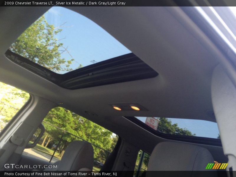 Silver Ice Metallic / Dark Gray/Light Gray 2009 Chevrolet Traverse LT