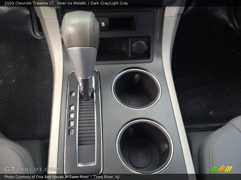 Silver Ice Metallic / Dark Gray/Light Gray 2009 Chevrolet Traverse LT