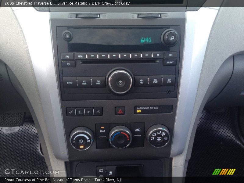 Silver Ice Metallic / Dark Gray/Light Gray 2009 Chevrolet Traverse LT