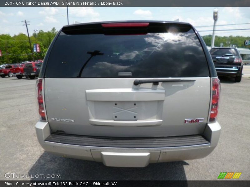 Silver Birch Metallic / Ebony Black 2007 GMC Yukon Denali AWD