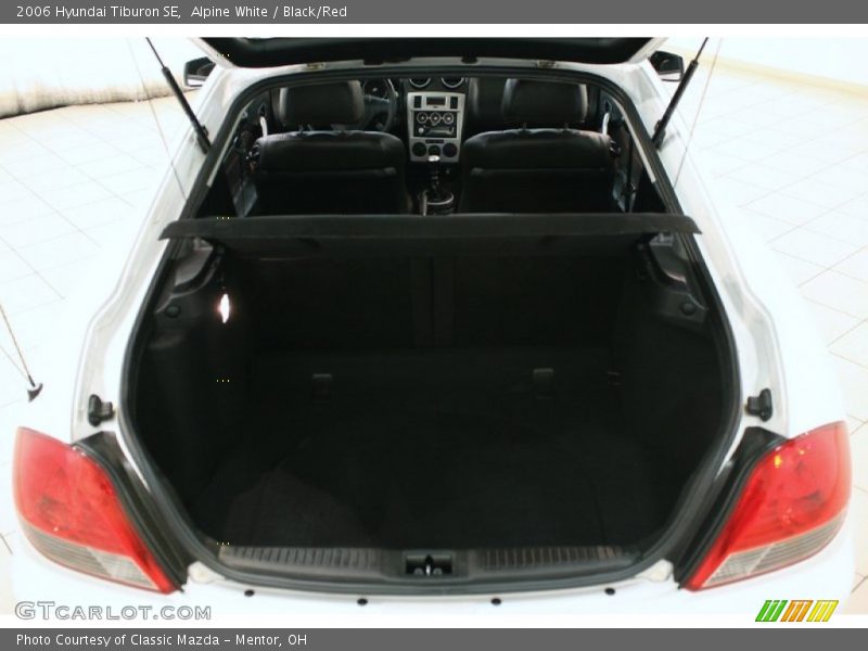 Alpine White / Black/Red 2006 Hyundai Tiburon SE