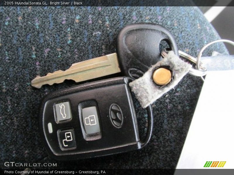 Bright Silver / Black 2005 Hyundai Sonata GL