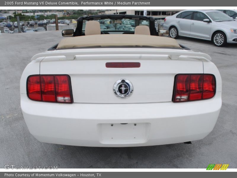 Performance White / Medium Parchment 2005 Ford Mustang V6 Deluxe Convertible