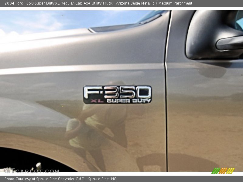 Arizona Beige Metallic / Medium Parchment 2004 Ford F350 Super Duty XL Regular Cab 4x4 Utility Truck