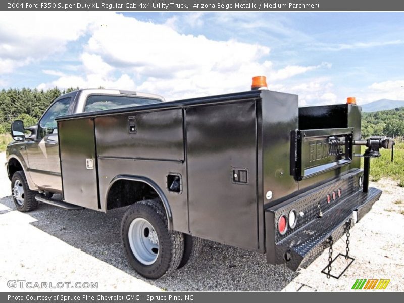 Arizona Beige Metallic / Medium Parchment 2004 Ford F350 Super Duty XL Regular Cab 4x4 Utility Truck