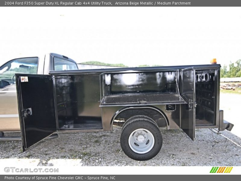 Arizona Beige Metallic / Medium Parchment 2004 Ford F350 Super Duty XL Regular Cab 4x4 Utility Truck