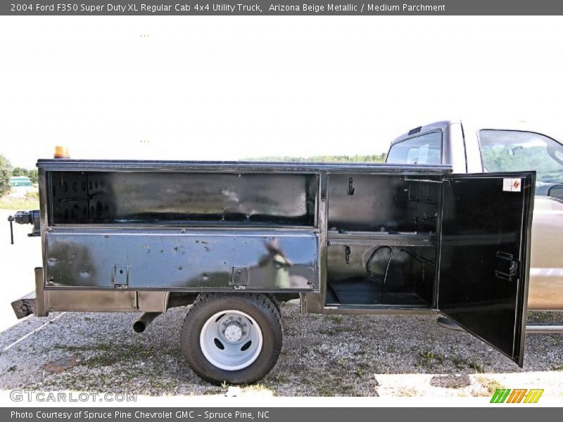 Arizona Beige Metallic / Medium Parchment 2004 Ford F350 Super Duty XL Regular Cab 4x4 Utility Truck