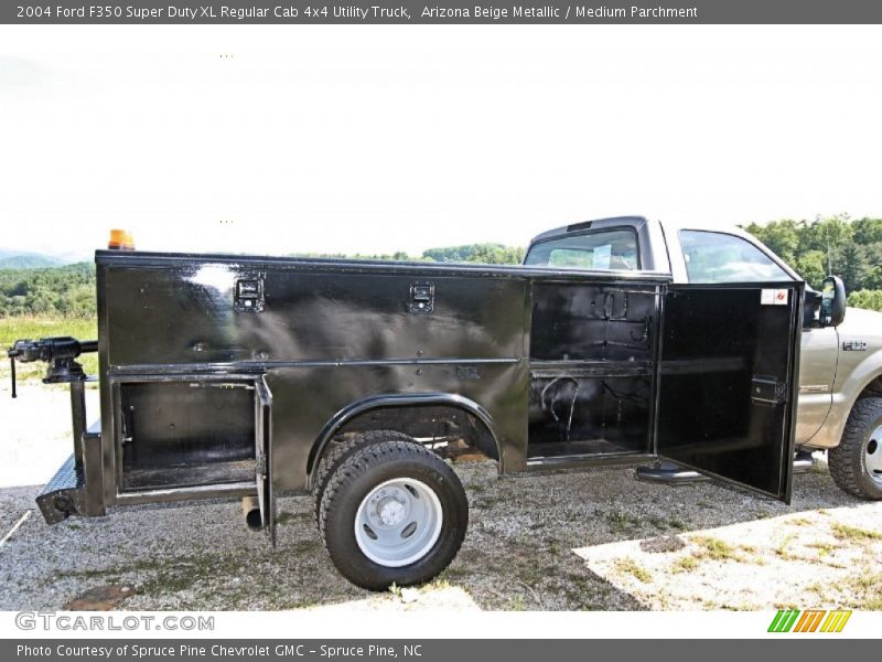 Arizona Beige Metallic / Medium Parchment 2004 Ford F350 Super Duty XL Regular Cab 4x4 Utility Truck
