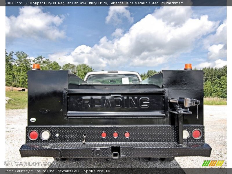 Arizona Beige Metallic / Medium Parchment 2004 Ford F350 Super Duty XL Regular Cab 4x4 Utility Truck