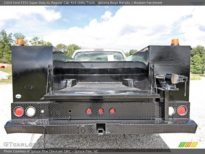 Arizona Beige Metallic / Medium Parchment 2004 Ford F350 Super Duty XL Regular Cab 4x4 Utility Truck