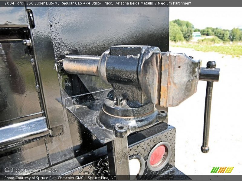 Arizona Beige Metallic / Medium Parchment 2004 Ford F350 Super Duty XL Regular Cab 4x4 Utility Truck