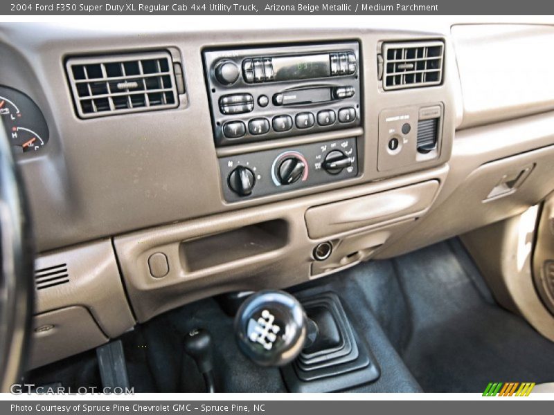 Arizona Beige Metallic / Medium Parchment 2004 Ford F350 Super Duty XL Regular Cab 4x4 Utility Truck