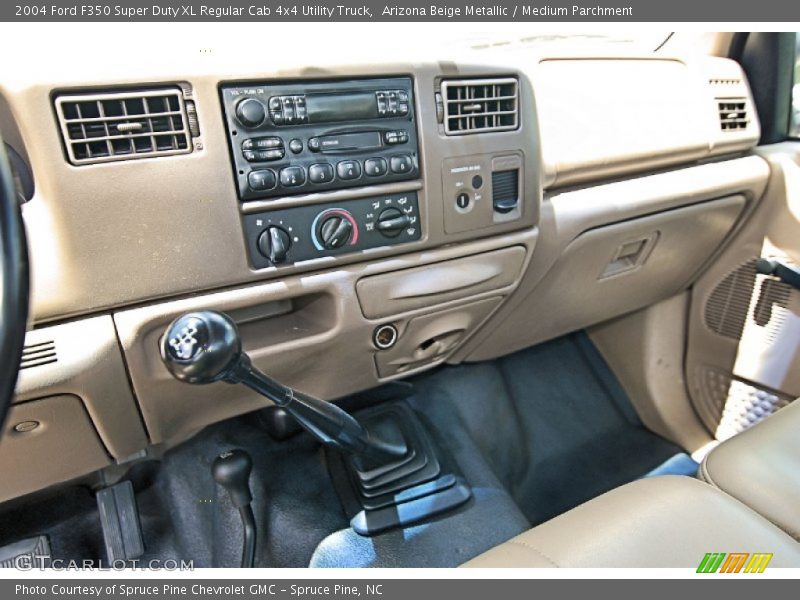 Arizona Beige Metallic / Medium Parchment 2004 Ford F350 Super Duty XL Regular Cab 4x4 Utility Truck
