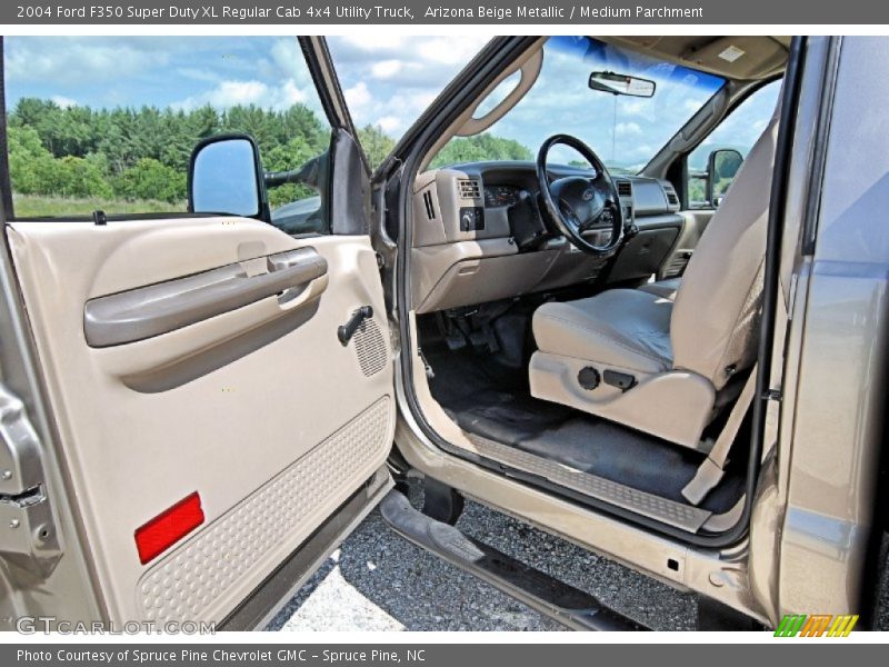 Arizona Beige Metallic / Medium Parchment 2004 Ford F350 Super Duty XL Regular Cab 4x4 Utility Truck