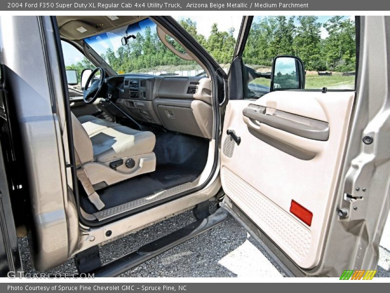 Arizona Beige Metallic / Medium Parchment 2004 Ford F350 Super Duty XL Regular Cab 4x4 Utility Truck