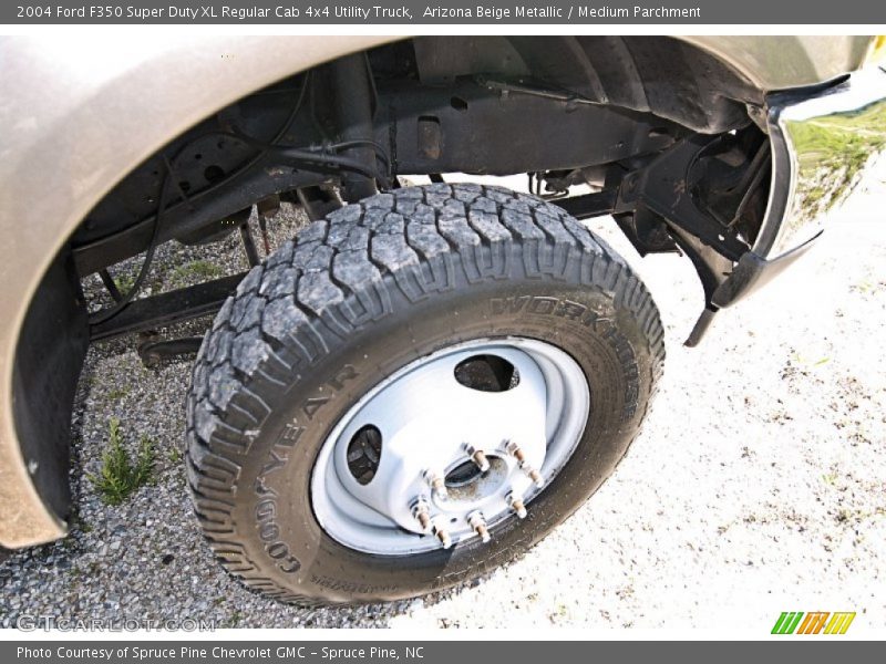 Arizona Beige Metallic / Medium Parchment 2004 Ford F350 Super Duty XL Regular Cab 4x4 Utility Truck
