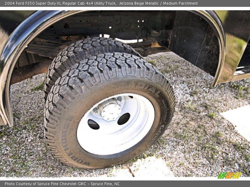 Arizona Beige Metallic / Medium Parchment 2004 Ford F350 Super Duty XL Regular Cab 4x4 Utility Truck