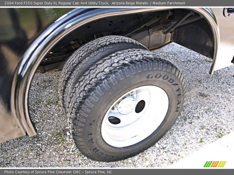Arizona Beige Metallic / Medium Parchment 2004 Ford F350 Super Duty XL Regular Cab 4x4 Utility Truck