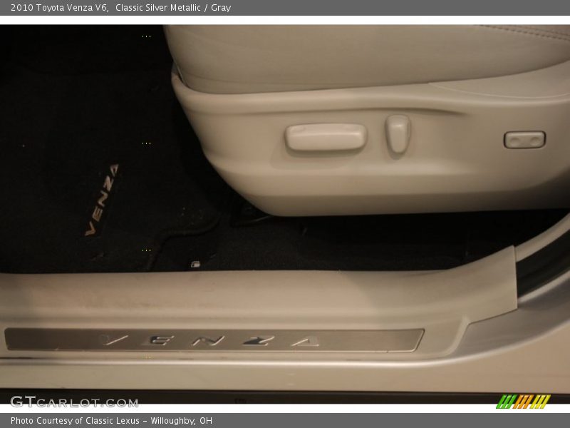 Classic Silver Metallic / Gray 2010 Toyota Venza V6
