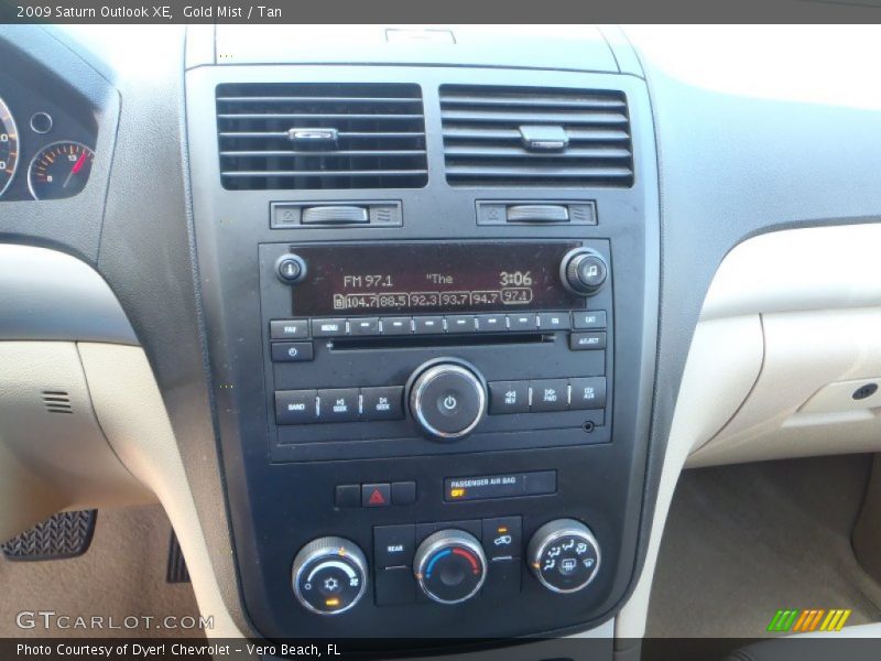 Gold Mist / Tan 2009 Saturn Outlook XE