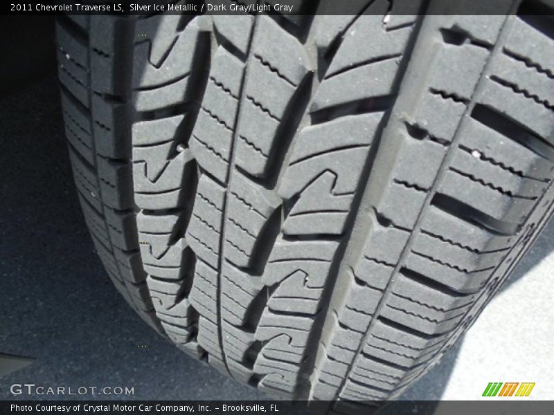 Silver Ice Metallic / Dark Gray/Light Gray 2011 Chevrolet Traverse LS