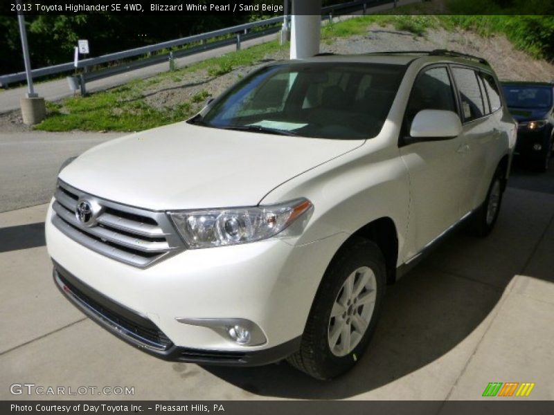 Blizzard White Pearl / Sand Beige 2013 Toyota Highlander SE 4WD