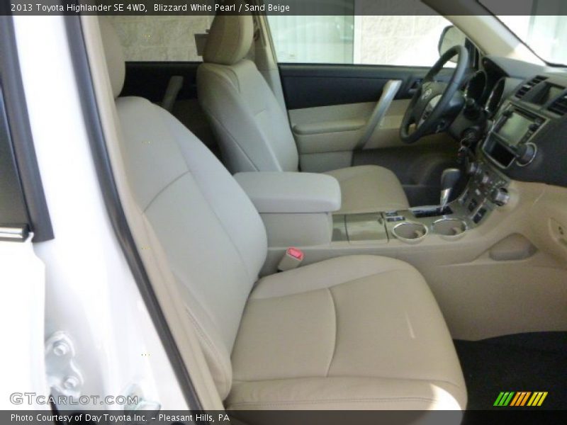 Blizzard White Pearl / Sand Beige 2013 Toyota Highlander SE 4WD