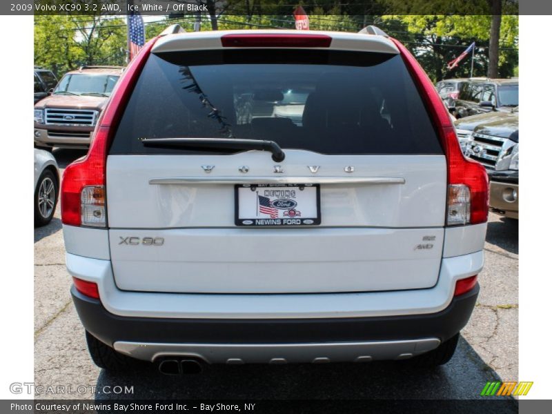 Ice White / Off Black 2009 Volvo XC90 3.2 AWD