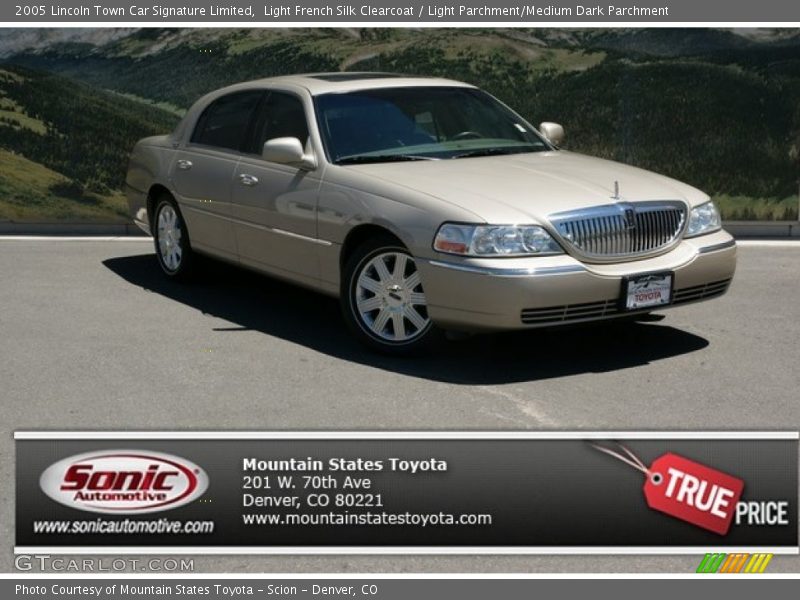 Light French Silk Clearcoat / Light Parchment/Medium Dark Parchment 2005 Lincoln Town Car Signature Limited