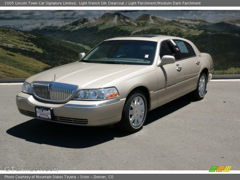 Light French Silk Clearcoat / Light Parchment/Medium Dark Parchment 2005 Lincoln Town Car Signature Limited