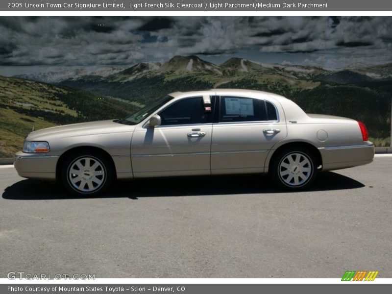 Light French Silk Clearcoat / Light Parchment/Medium Dark Parchment 2005 Lincoln Town Car Signature Limited