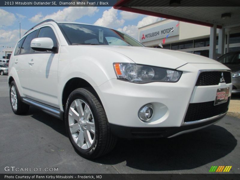 Diamond White Pearl / Black 2013 Mitsubishi Outlander SE